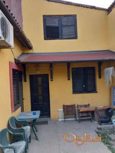 Izdaje se zaseban deo kuce u centru , komplet namesten, internet,kablovska, idealan za zaposlena 2 radnika ili manju porodicu